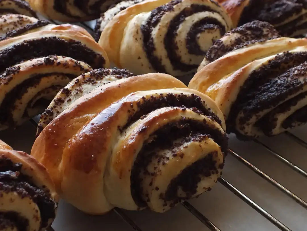 Ile kalorii ma bułka z makiem? Poznaj dokładne wartości odżywcze