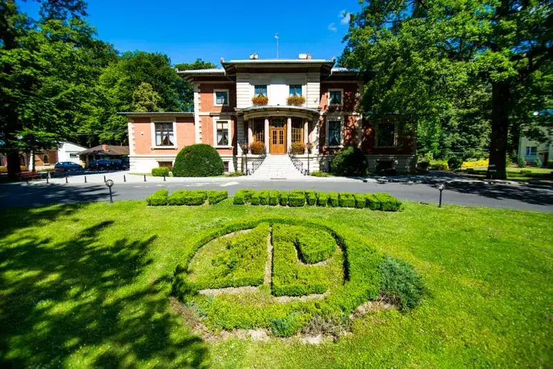 Pałac w Porażynie: Fascynująca historia i architektura czekają na Ciebie