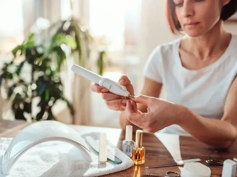 Jak przedłużyć paznokcie w domu – proste metody, które zaskoczą