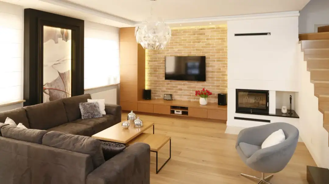 Jak ozdobić dużą ścianę w salonie: 15 kreatywnych pomysłów