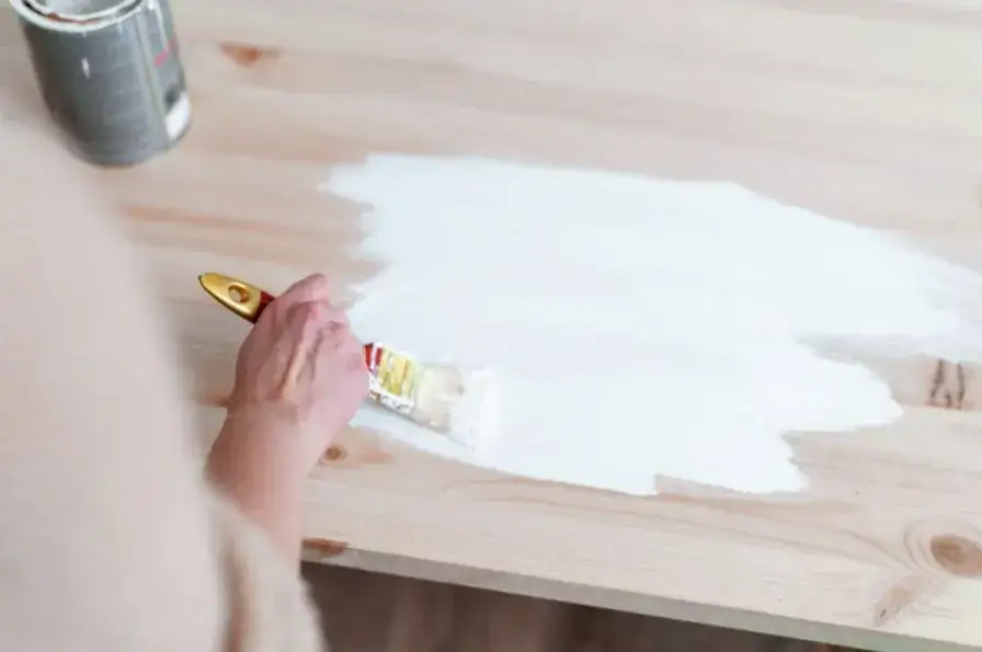 Jak skutecznie malować sklejkę? Wskazówki i techniki przygotowania