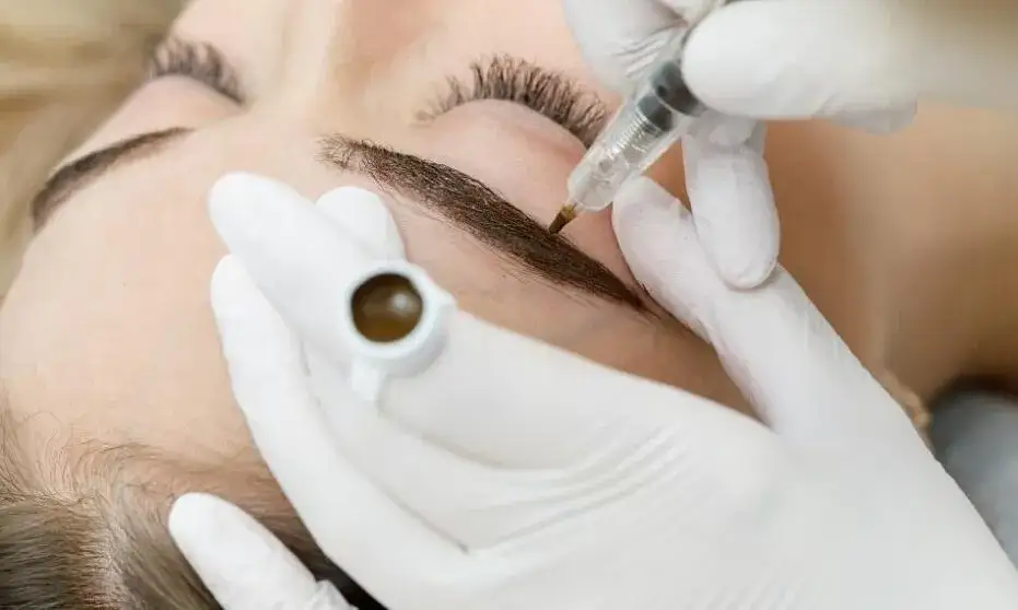 Czy okres wyklucza makijaż permanentny? Fakty i zalecenia