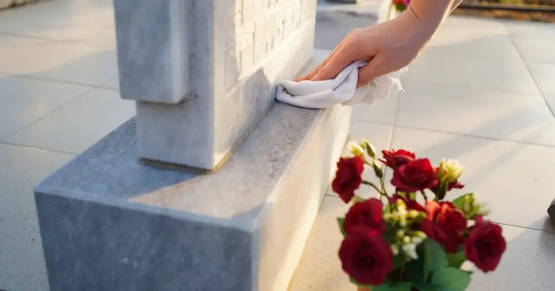 Czym czyścić nagrobki, aby ich nie uszkodzić i zachować piękno?