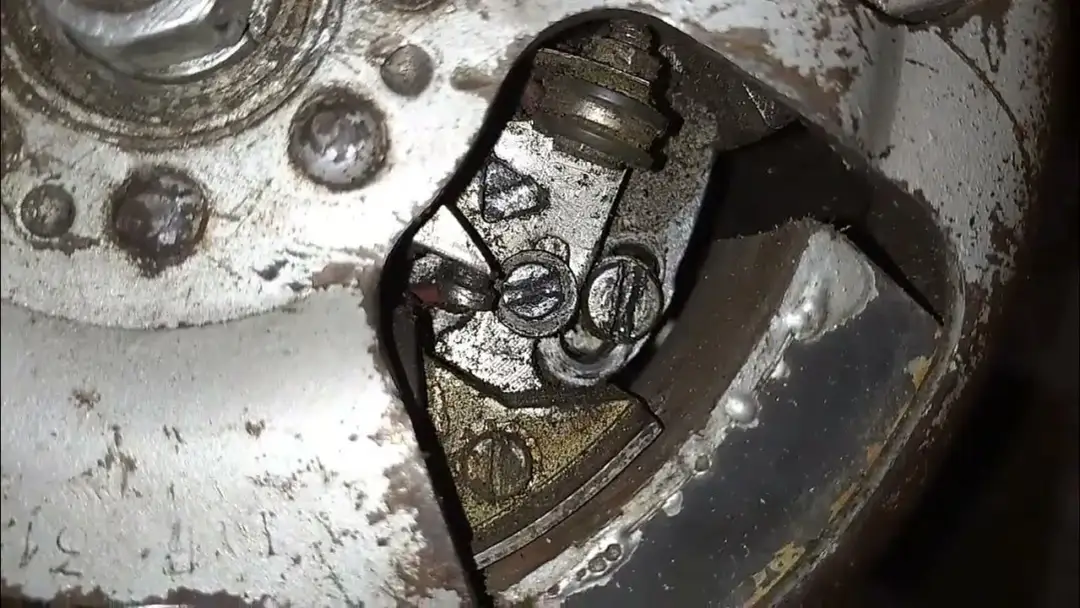 Ustaw zapłon w kosiarce: prosty trik z wizytówką! Poradnik.