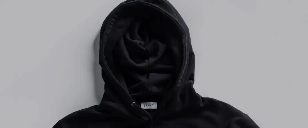 Co to jest hoodie? Wyjaśniamy definicję, historię i stylizacje