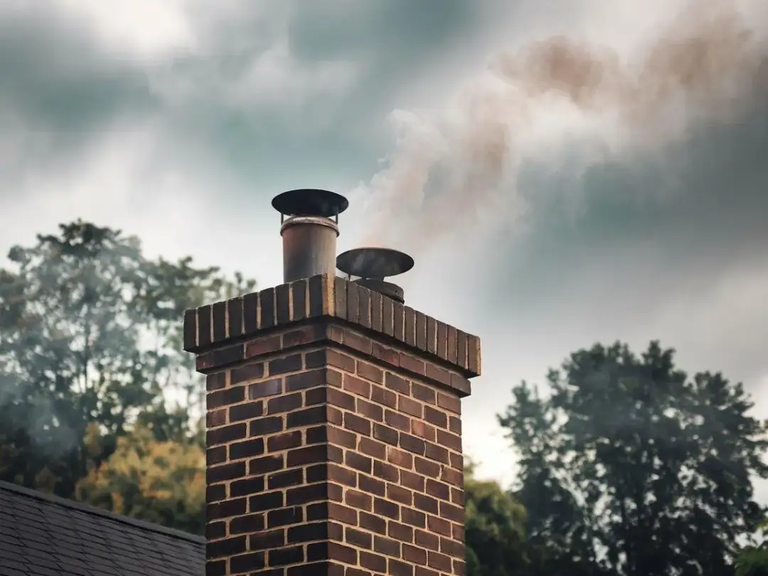 Jak sprawdzić cug w kominie i uniknąć niebezpieczeństw związanych z dymem