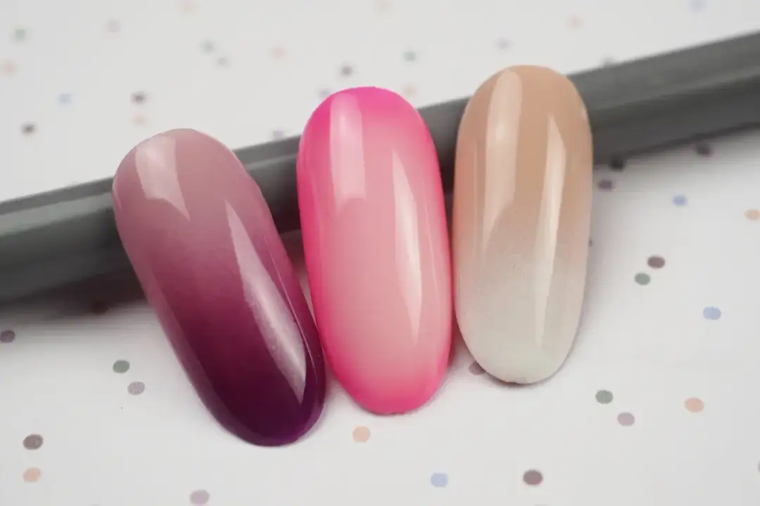 Trzy wzorniki paznokci hybrydowych baby boomer: ciemnoróżowy, jasnoróżowy i beżowy.