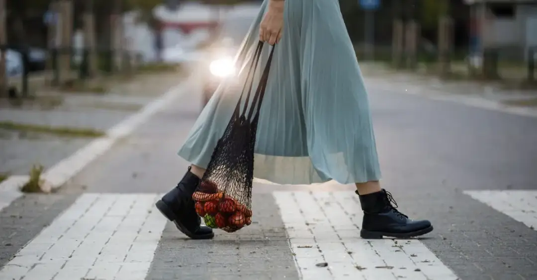 Co ubrać do plisowanej spódnicy, aby zawsze wyglądać stylowo?