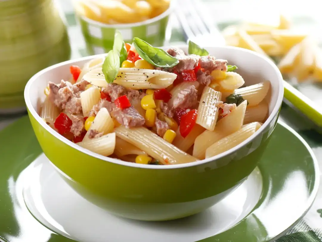 Prosta sałatka z makaronem penne i szynką, która zachwyci smakiem