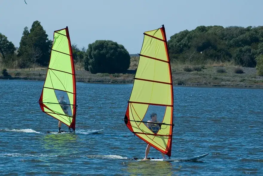 Jak wybrać idealną deskę do windsurfingu dla siebie i uniknąć błędów