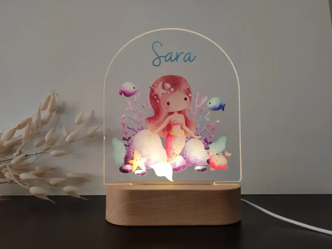 Urocza lampa z rybkami i syrenką dla Sary. Podwodny świat rozświetla pokój.