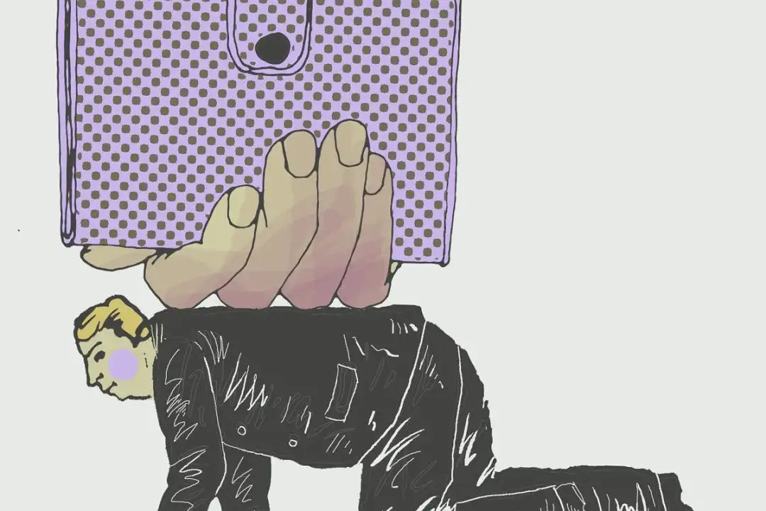 Dłoń z portfelem przygniata mężczyznę w garniturze. Czy to symbol tego, ile zarabia doktor na uczelni?