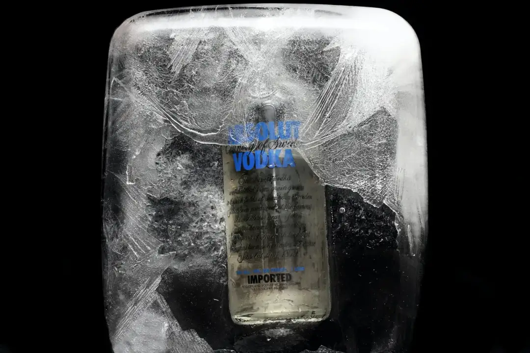 Wódka w zamrażarce: Dlaczego 40% nie zamarza w Twoim domu?