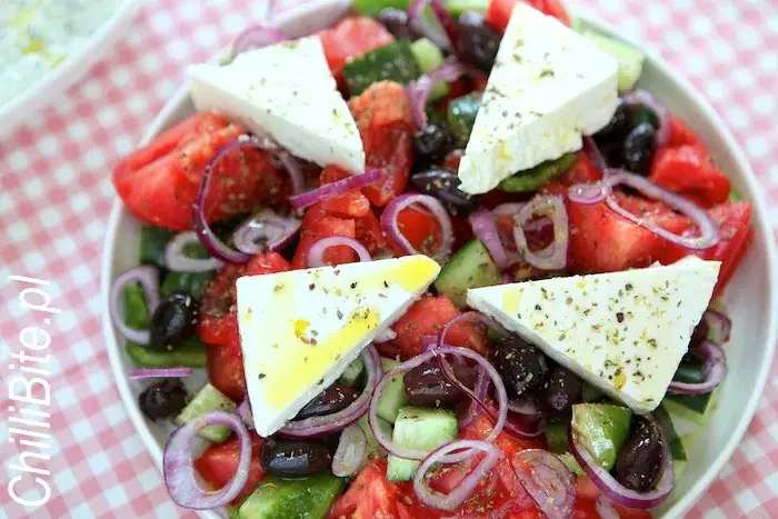 Jaki ser do sałatki greckiej? Wybierz prawdziwą Fetę!