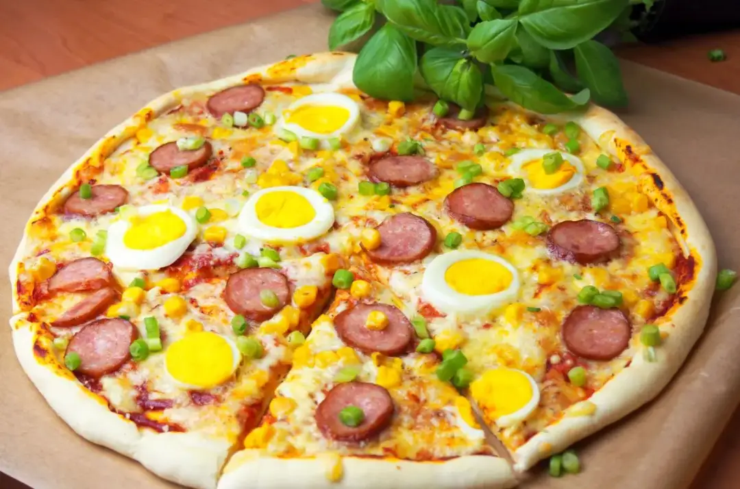 Kiedy wbić jajko na pizzę z jajkiem, by uniknąć zakalca?