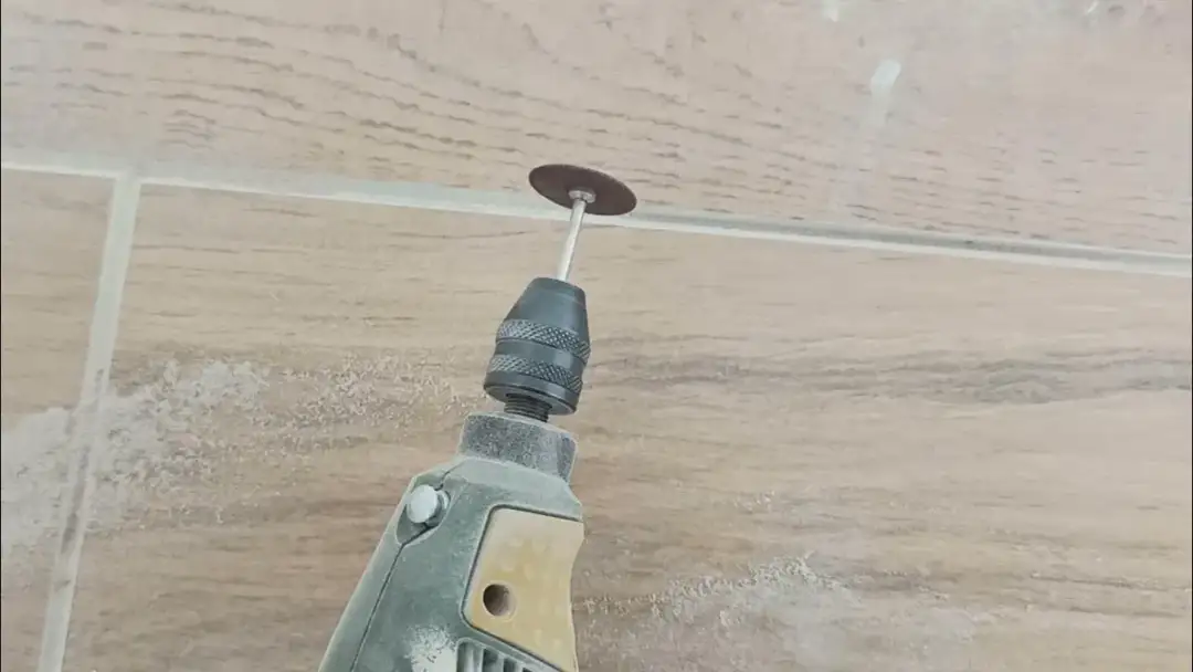 Jak usunąć fugę z płytek - skuteczne metody i najczęstsze błędy