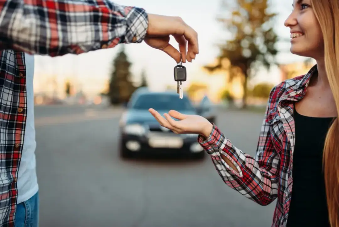 Przekazanie kluczyków do auta. Pamiętaj, o co pytać przy zakupie auta, by dokonać dobrego wyboru.