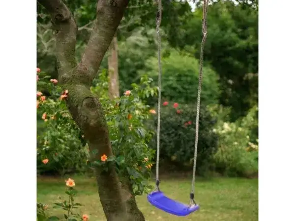 Jak zawiesić huśtawkę na drzewie: bezpieczne metody i porady