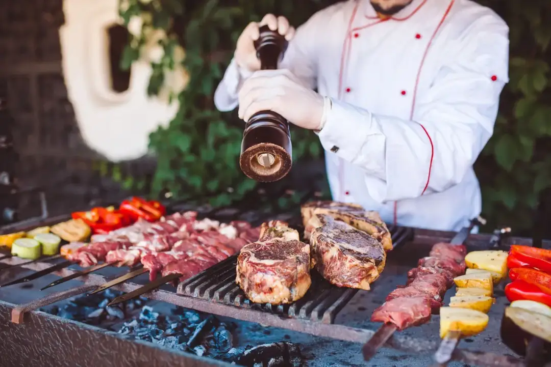 Najlepsze cechy grilla Josper: jak poprawić jakość potraw w restauracji