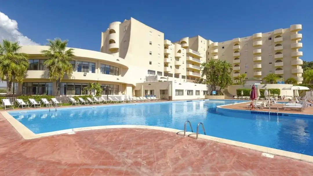 Ile trwa pobyt w hotelu Paradise? Sprawdź czas rezerwacji i dojazdu