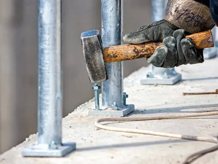 Kotwy do betonu: Jak wybrać? Bezpieczeństwo i trwałość mocowań