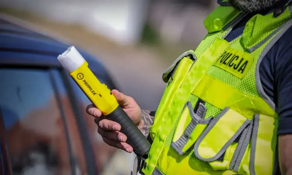 Czy policja może zbadać alkomatem nieletniego? Poznaj ważne zasady