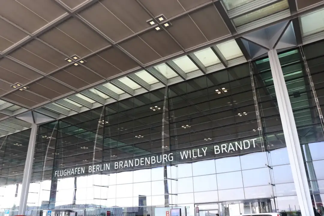 Jak szybko i tanio dojechać na lotnisko Schönefeld – najlepsze opcje transportu