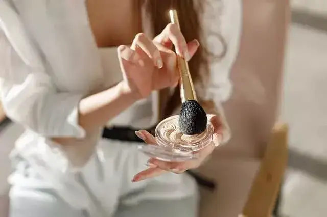 Jaki puder do cery suchej - uniknij efektu maski i podkreślenia suchych miejsc