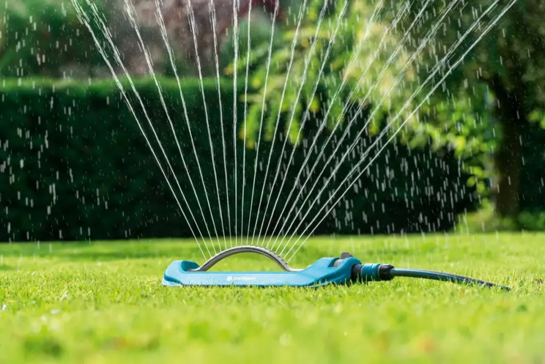 Zraszacz na wąski trawnik: Wybierz wahadłowy i podlewaj precyzyjnie