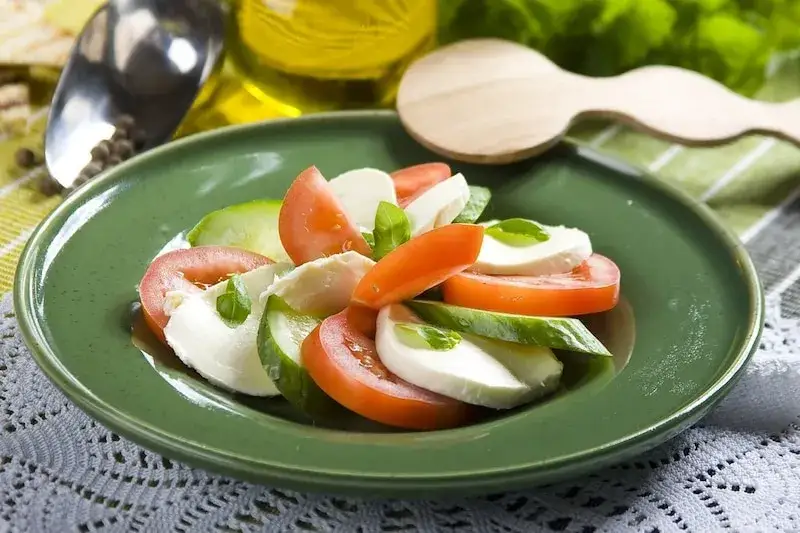 Najlepsze sosy do pomidorów z mozzarellą – odkryj smakowe połączenia