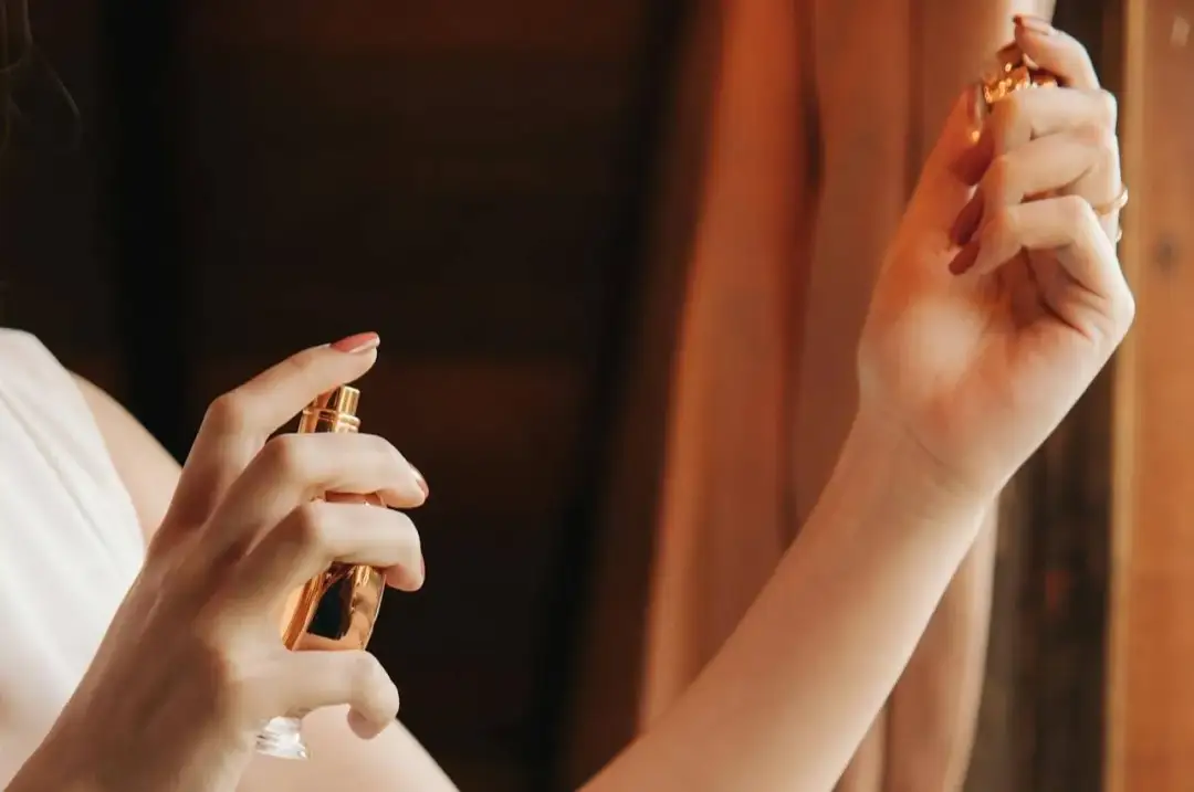 Woda perfumowana czy toaletowa? Co dłużej pachnie i dlaczego?