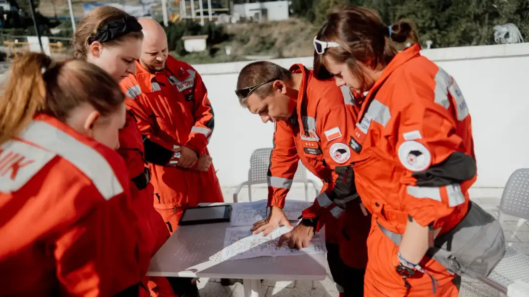 Ile kosztuje opiekunka z PCK? Ceny, które Cię zaskoczą