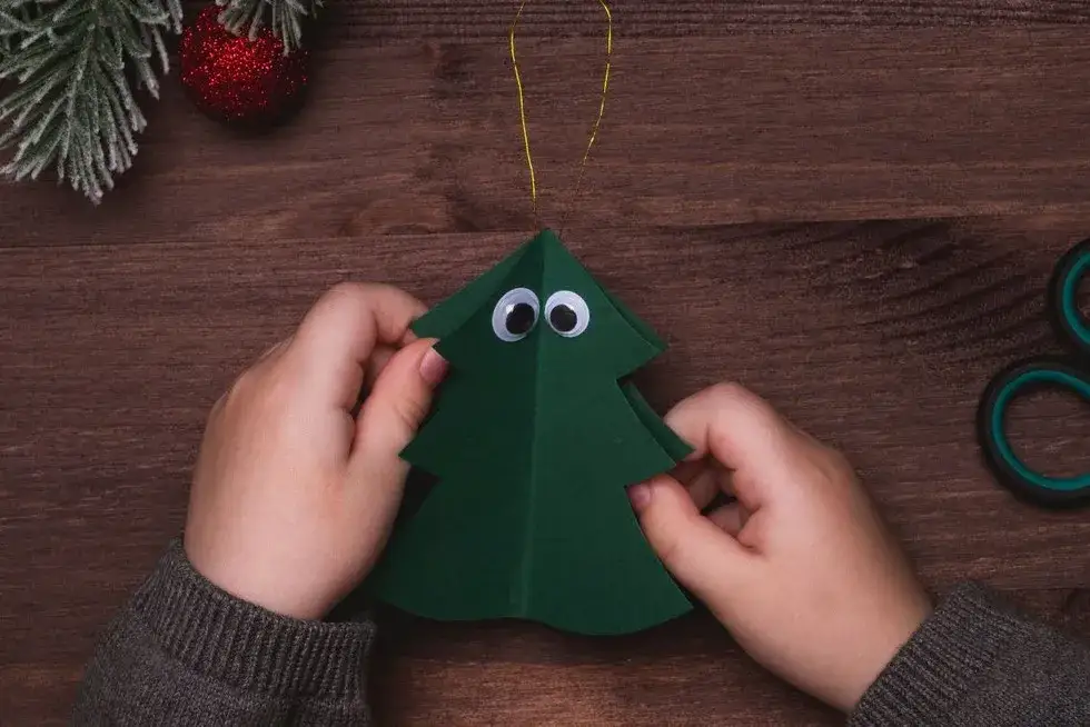 Jak zrobić choinkę z kartonu - proste pomysły na świąteczną dekorację