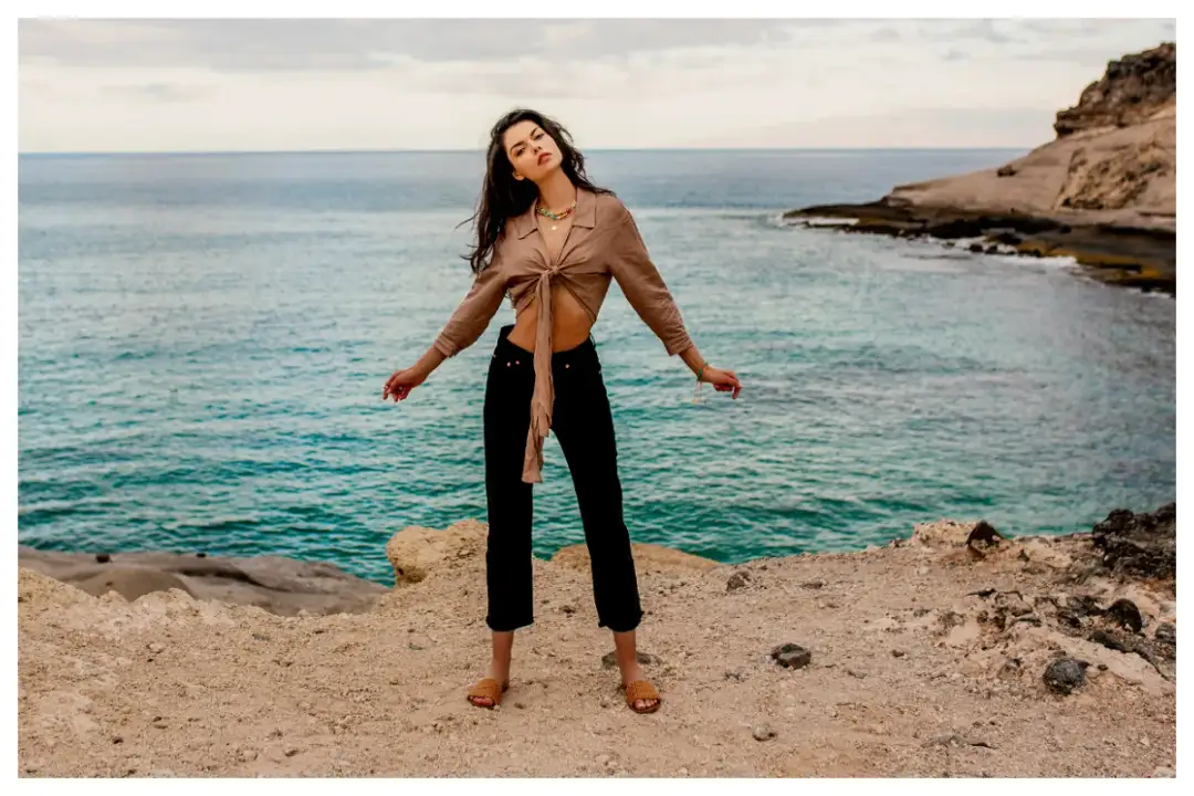 Bluzka ecru: Elegancja na każdą okazję? Oto jej wszechstronność!