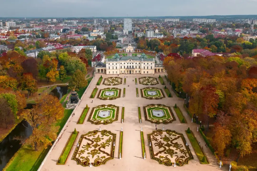 Pałac Branickich w Białymstoku, jeden z najpiękniejszych miast w Polsce, otoczony jesiennym parkiem.