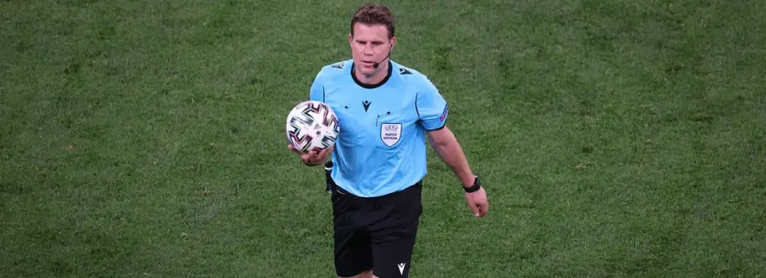 Ile naprawdę zarabiają sędziowie piłkarscy? Mrożąca krew w żyłach prawda o ich dochodach