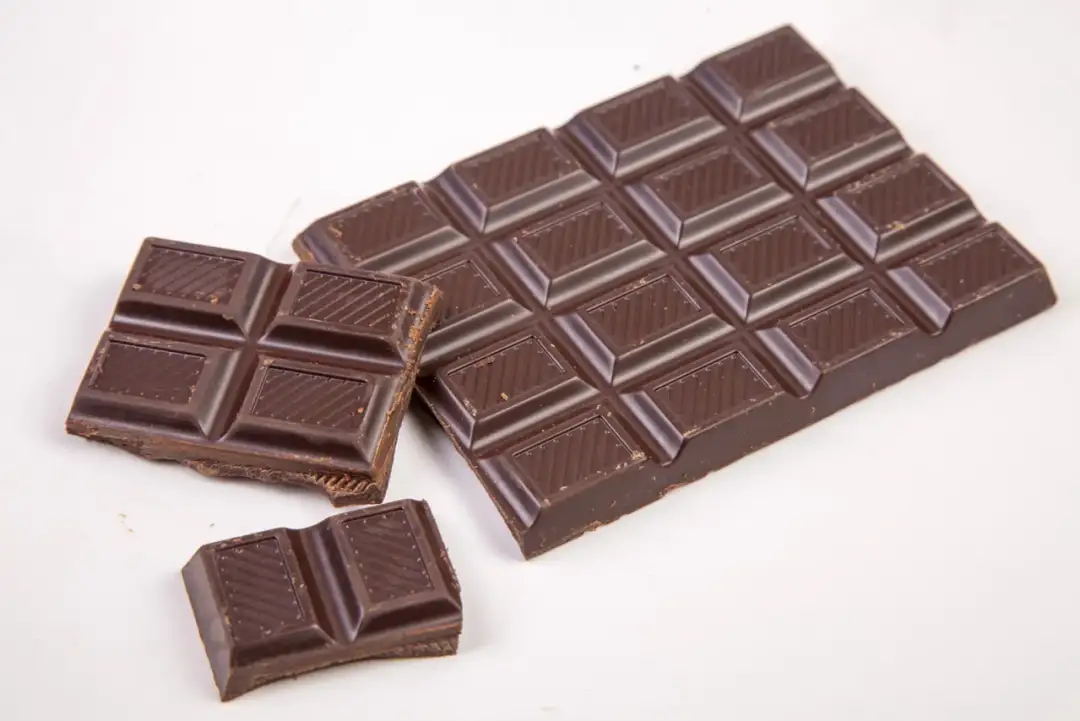 Czy gorzka czekolada jest wegańska? Sprawdź skład i marki bez mleka