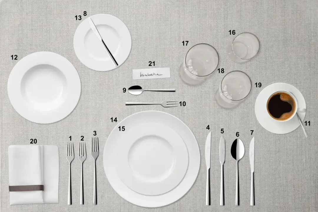 Jak sztućce na stole - unikaj błędów w układaniu na przyjęciu