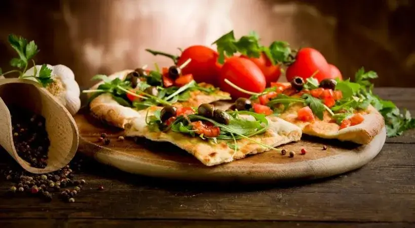 Ile kalorii ma pizza margherita 30 cm? Sprawdź, co naprawdę jesz