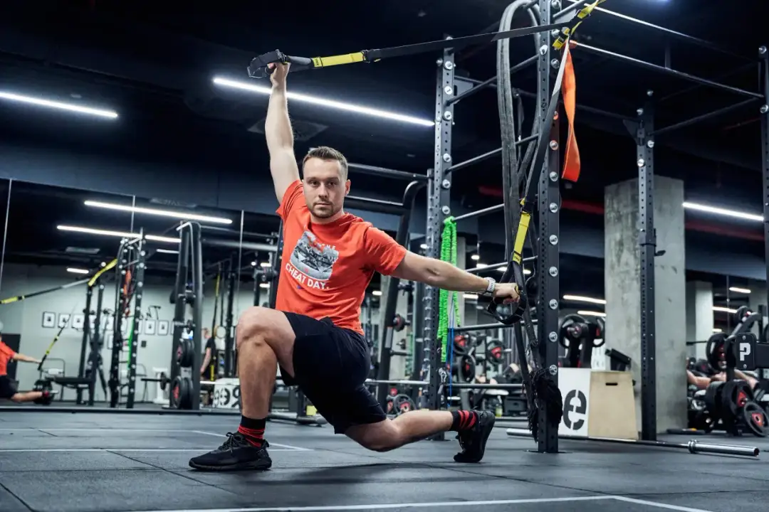 Plan Upper/Lower: Gotowy 4-dniowy trening + zalety i wady