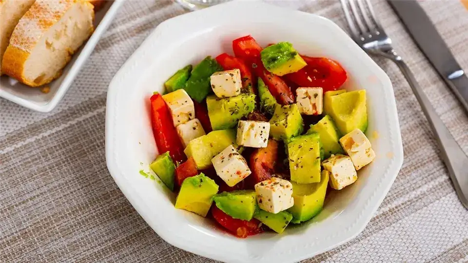 Jak zrobić sałatkę z pomidorów, która zachwyci Twoje kubki smakowe