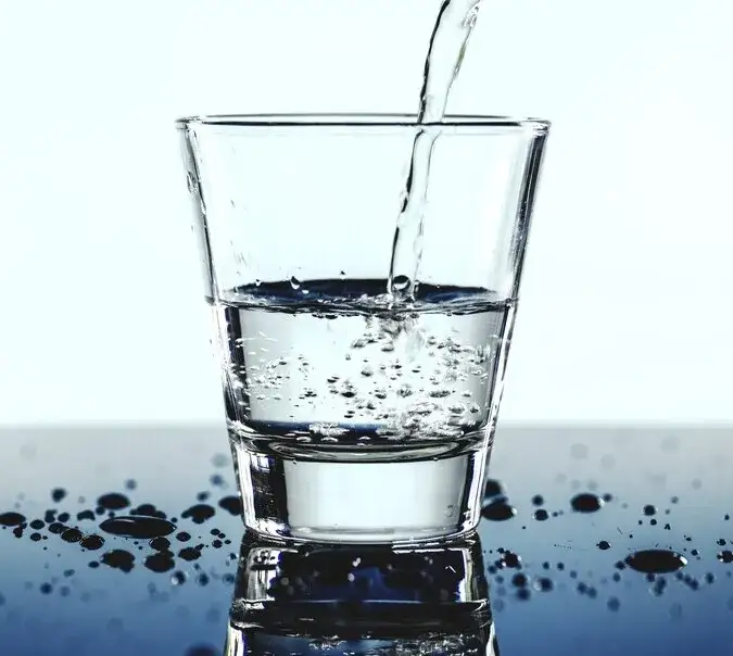 Jak nawodnić organizm u starszej osoby i uniknąć poważnych problemów zdrowotnych