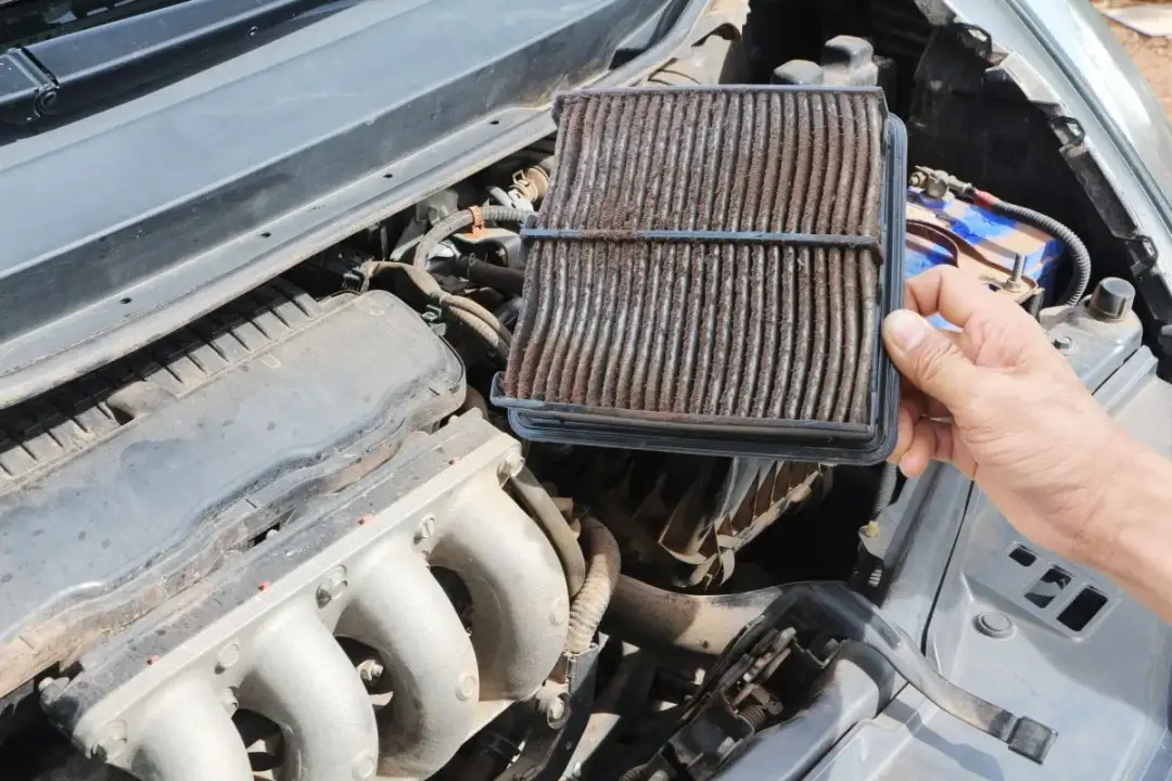 Zagrzybiona klimatyzacja: objawy, zagrożenia. Chroń swoje płuca!