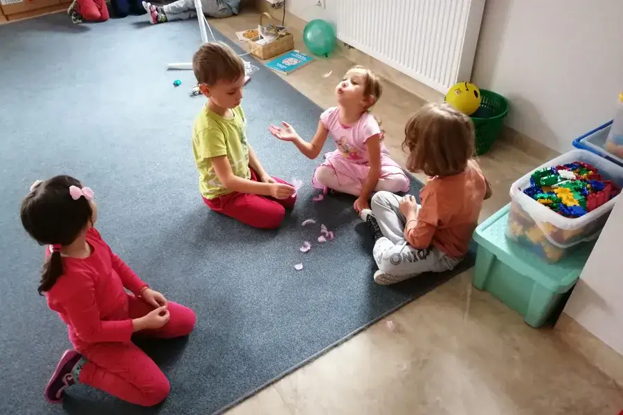 Proste eksperymenty z wiatrem dla dzieci: nauka przez zabawę