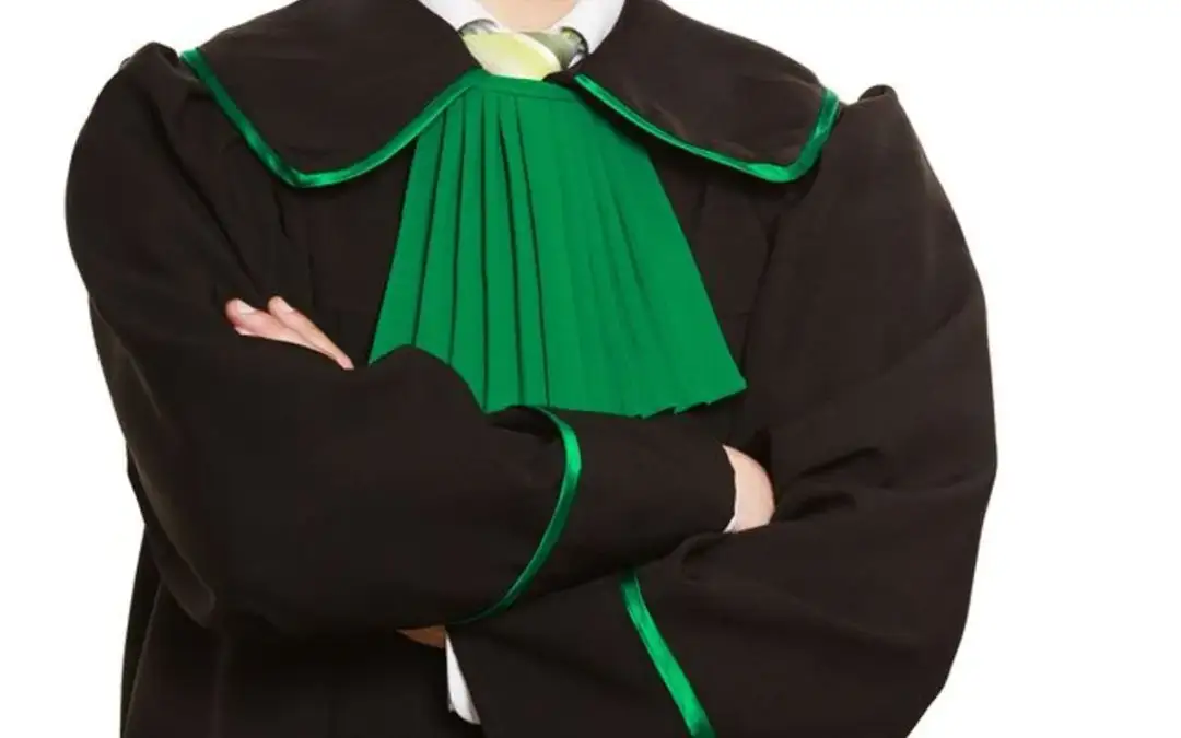 Czy adwokat niewykonujący zawodu może chodzić do sądu? Sprawdź ograniczenia