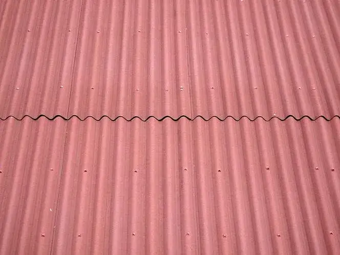 Płyta bitumiczna na dach – zastosowanie, zalety, montaż i konserwacja