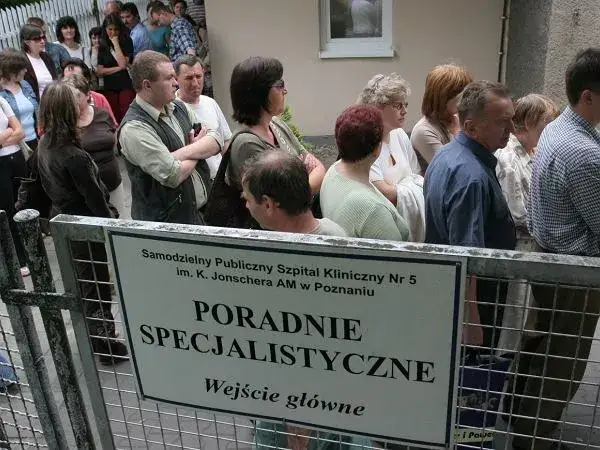 Długie kolejki na rehabilitację NFZ – jak skrócić czas oczekiwania?