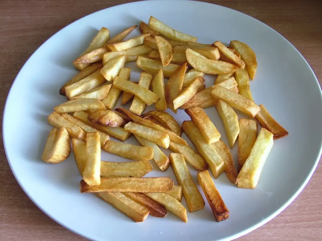 Ile kcal mają frytki z piekarnika? Zaskakujące różnice w kaloriach