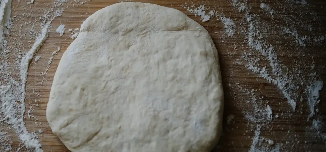 Czy ciasto na pizzę można trzymać w lodówce? Sprawdź, jak to zrobić!