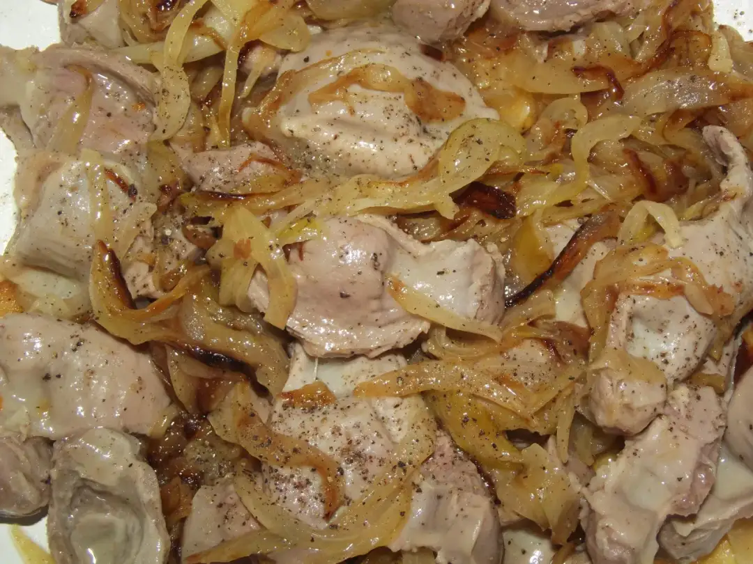 Jak zrobić żołądki drobiowe z cebulką - prosty przepis na smaczne danie